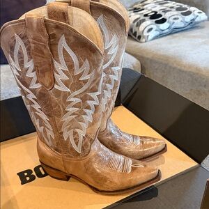 Idyllwind Tan Western Embroidered Cowboy Boots